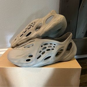 Adidas Yeezy Foam RNNR “Stone Sage”